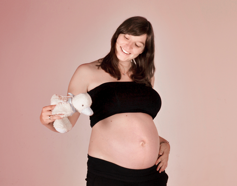 Dies ist ein Babybauchbild aus dem Portfolio Babybauch-Fotografie Nürnberg von Mediadesign OK